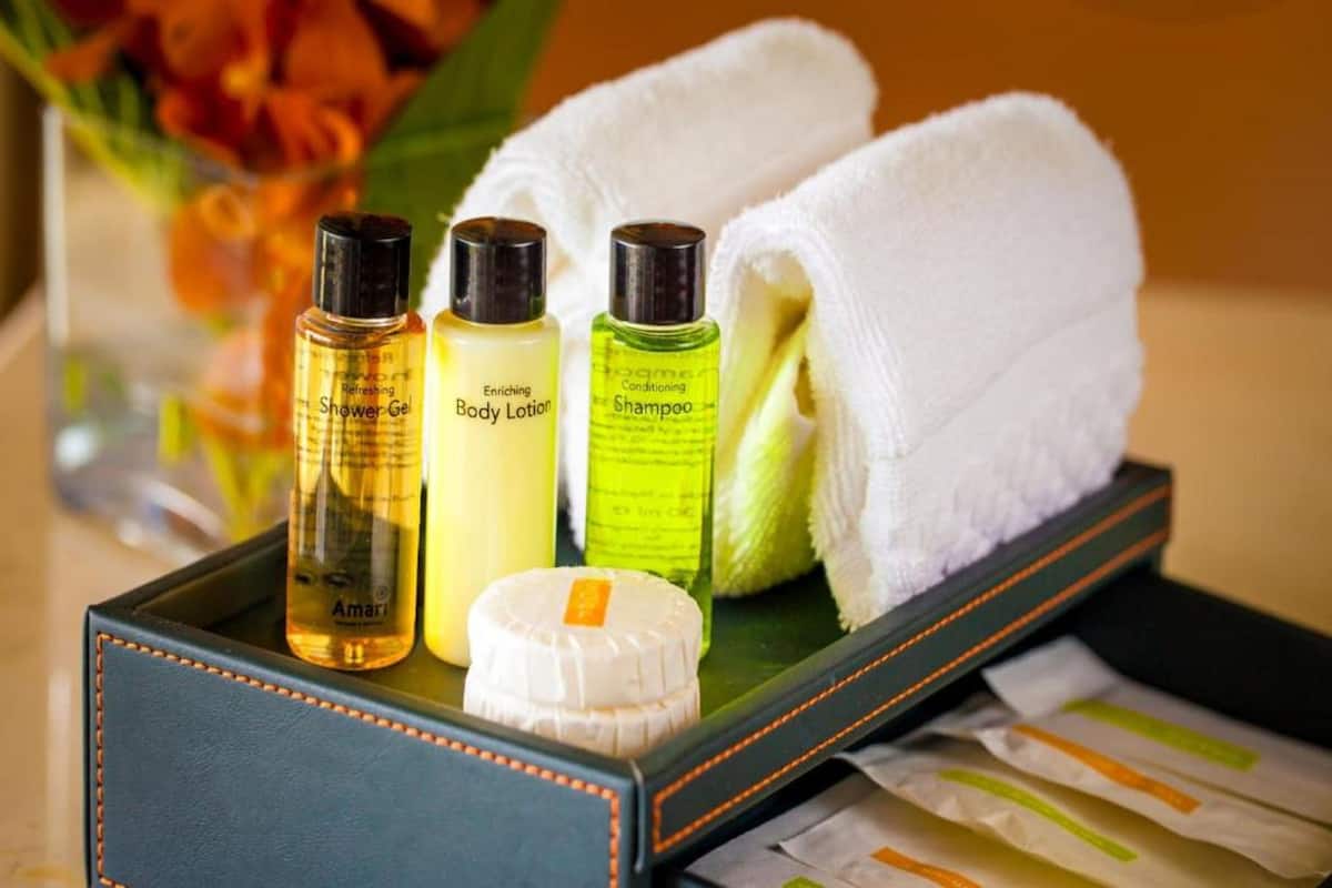 Minibar, brankas, meja kerja, dan ruang kerja ramah laptop