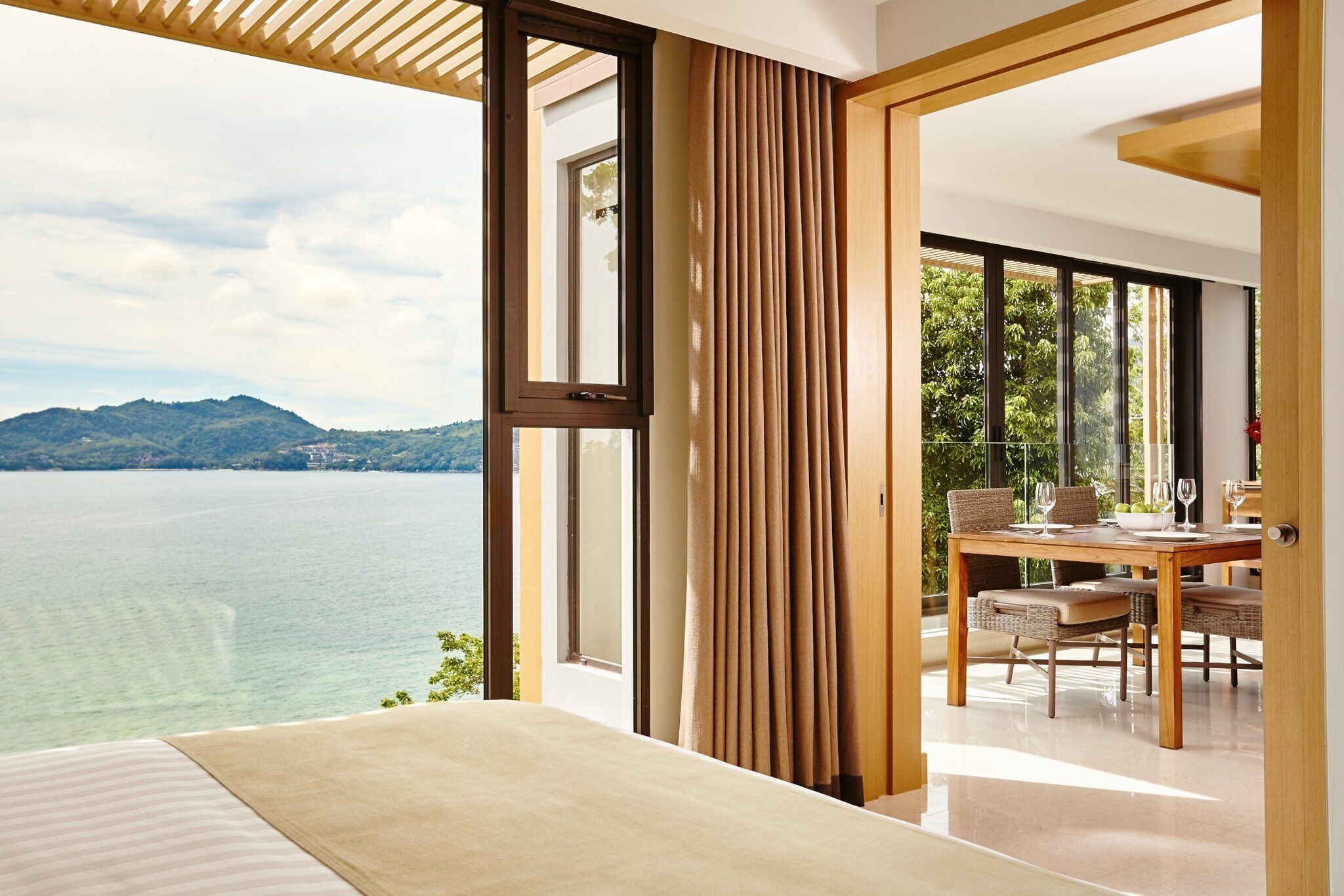 Minibar, caja de seguridad en la habitación y escritorio 