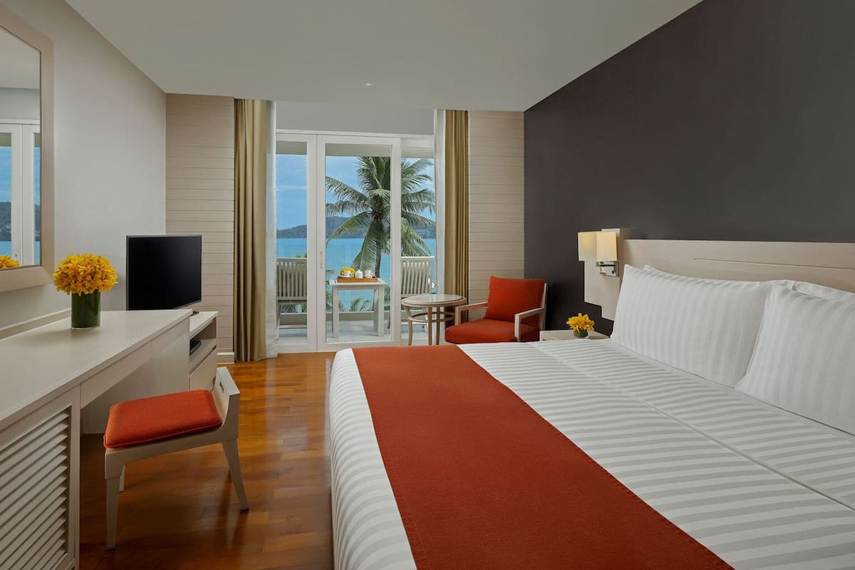 Superior Balcony King | Minibar, in-room safe, desk, laptop workspace