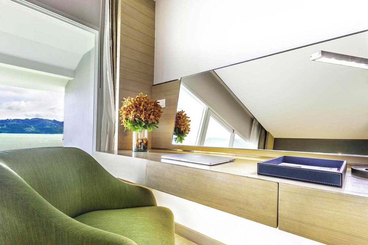 deluxe ocean front balcony king | minibar, in-room safe, desk, laptop workspace