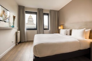 Appartement, 1 slaapkamer | Een kluis op de kamer, individueel gedecoreerd, een bureau