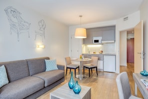 Apartamento, 1 quarto | Cofres nos quartos, individualmente decorados, escrivaninha