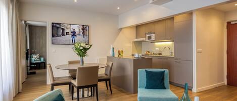 Appartement, 2 chambres | Coffres-forts dans les chambres, décoration personnalisée, bureau