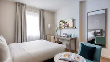 Studio | Een kluis op de kamer, individueel gedecoreerd, een bureau