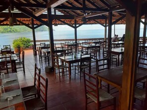 Petit-déjeuner, déjeuner et dîner servis sur place, vue sur la plage