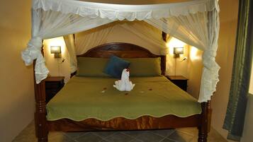 Deluxe Kitchenette | In-room safe, individually decorated, individually furnished