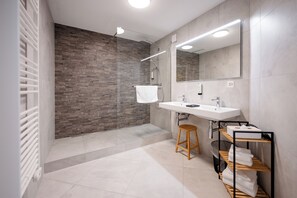 Habitación doble | Escritorio, cortinas blackout y tabla de planchar con plancha 