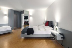 Chambre familiale (Plus) | Bureau, rideaux d’obscurcissement, fer et planche à repasser