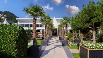 Frühstück, Mittagessen, internationale Küche, Blick auf den Garten