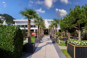 Breakfast, lunch, dinner served; international cuisine, garden views