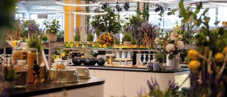 Serveert ontbijt, lunch, internationale gerechten, uitzicht op de tuin