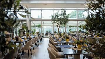 FrĂŒhstĂŒck, Mittagessen, internationale KĂŒche, Blick auf den Garten