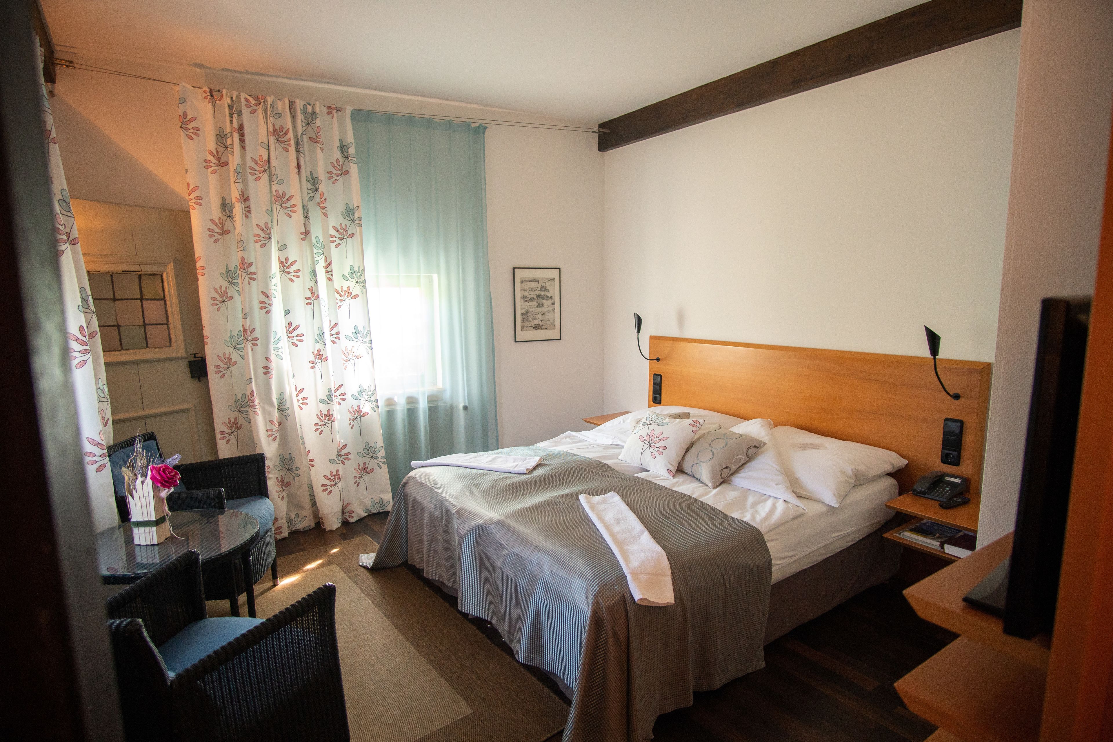 Ropa de cama de alta calidad, minibar, caja fuerte y escritorio