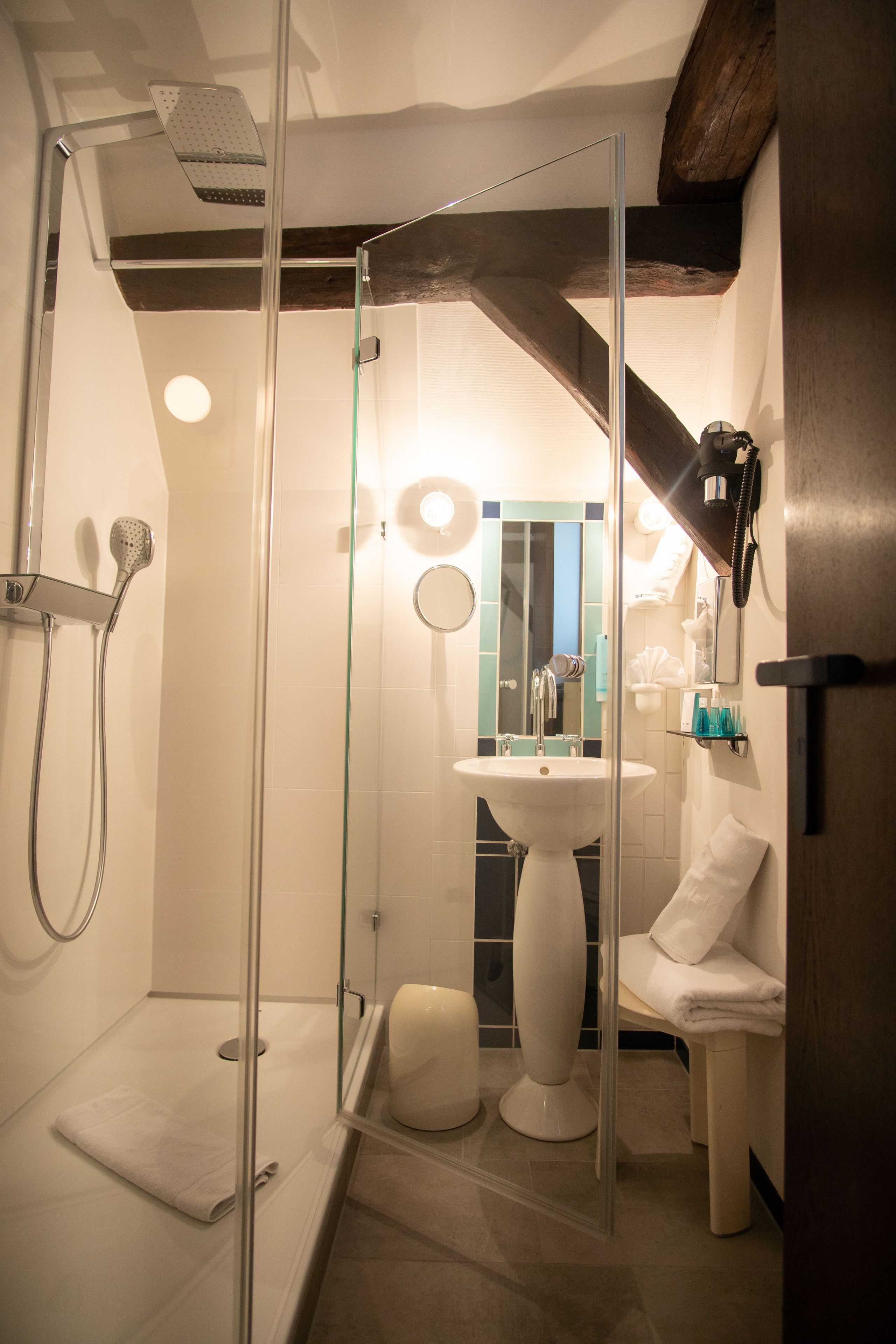 comfort double room | bathroom | free toiletries, hair dryer, bathrobes, slippers