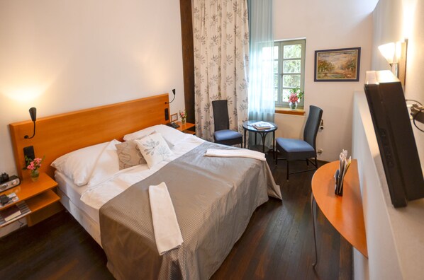 Hochwertige Bettwaren, Zimmersafe, Schreibtisch, Bügeleisen/Bügelbrett