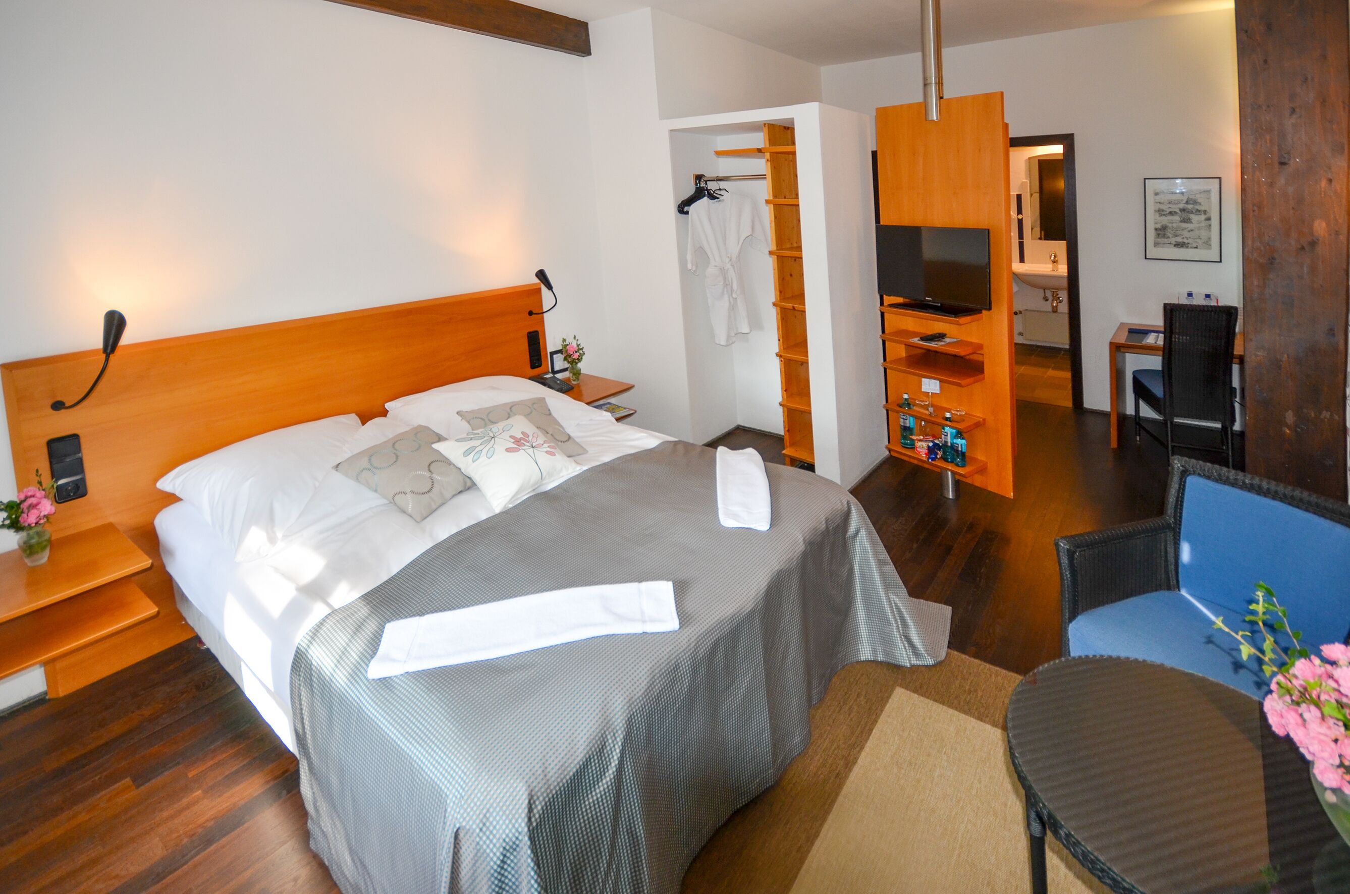 junior suite single use | premium bedding, in-room safe, desk, iron/ironing board