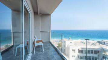 Deluxe Suite Sea View and Pool | 1 bedroom, in-room safe, free WiFi, bed sheets