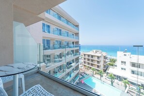 Partial Sea View and Pool Room | Strand-/Meerblick