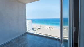 Un balcón con vista despejada a la playa y al océano.