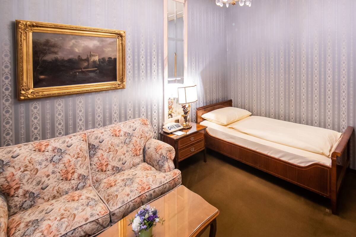 Business Single Room | 1 bedroom, minibar, in-room safe, desk
