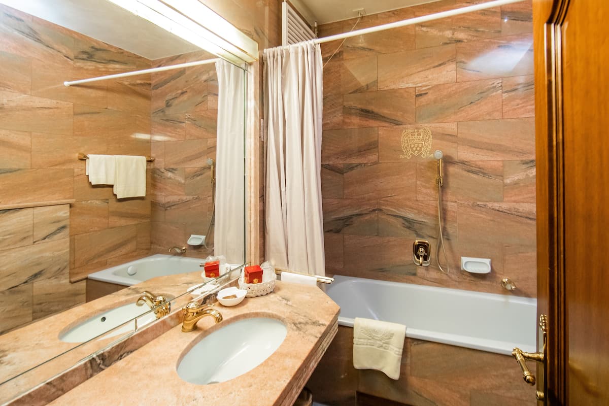 standard double room | bathroom | bathtub, free toiletries, hair dryer, slippers
