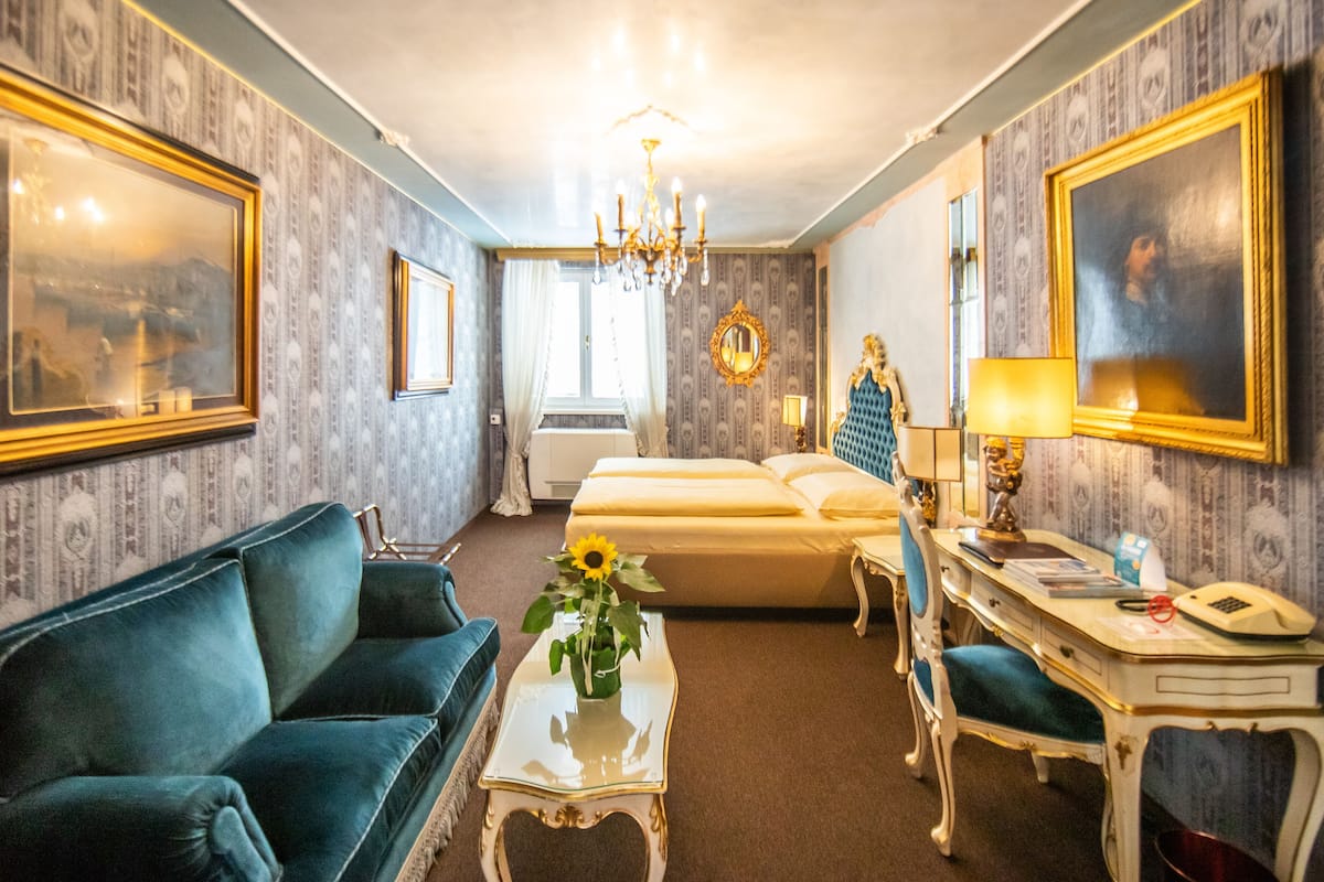 Business Double Room | 1 bedroom, minibar, in-room safe, desk