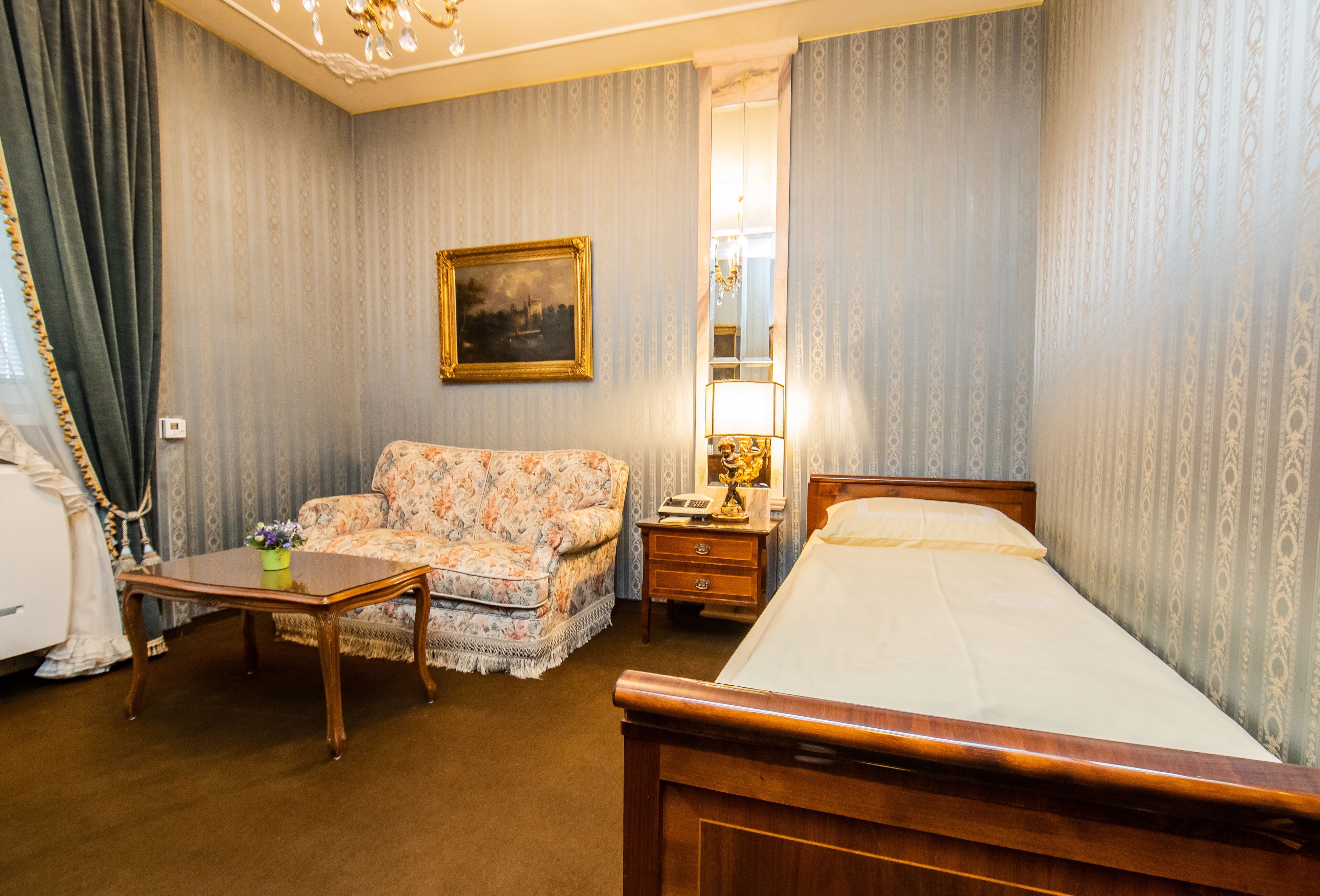 business single room | minibar, in-room safe, desk, blackout curtains