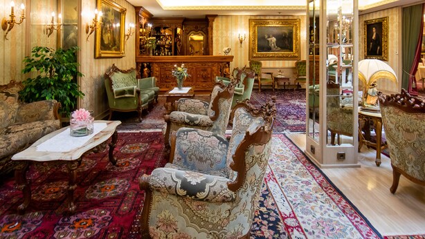 A luxurious room with ornate furniture, a bar area, and a large mirror reflecting the room's decor. - Hotel Palais Porcia (Klagenfurt am Woerthersee)