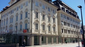 A historic building with a prominent hotel sign, large windows, and a classic architectural style. - Hotel Palais Porcia (Klagenfurt am Woerthersee)