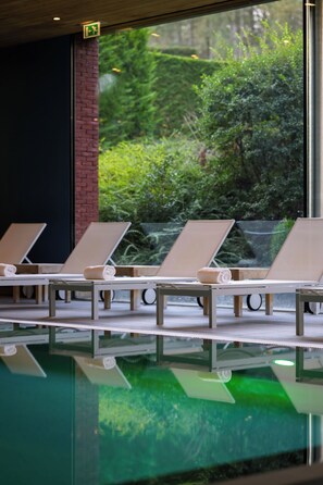 Indoor pool, sun loungers