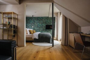 Elite Studio Suite | 1 bedroom, hypo-allergenic bedding, in-room safe, desk