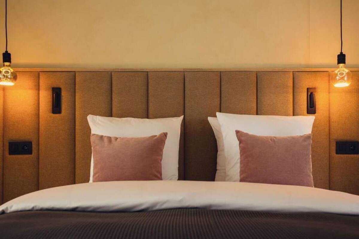 Grand Studio Suite | Hypo-allergenic bedding available, in-room safe, desk, WiFi (free)
