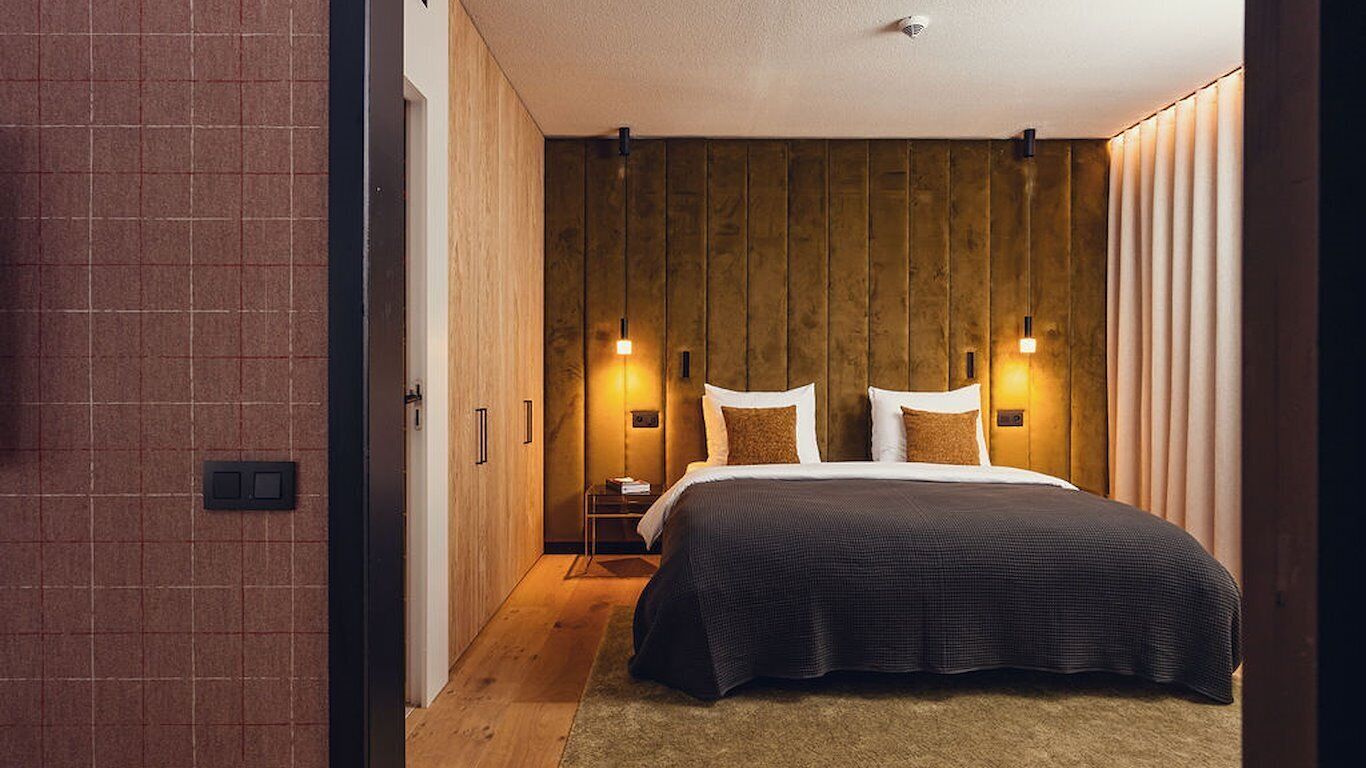 luxury studio suite | 1 bedroom, hypo-allergenic bedding, in-room safe, desk