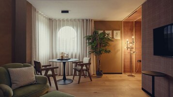 奢华开间套房 | 防过敏的被褥、客房内保险箱、办公桌、免费 WiFi