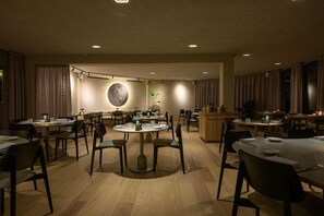 2 restaurants, lunch, dinner served; French cuisine - Stiemerheide - The Urban Hotel & Golf Retreat (Genk)