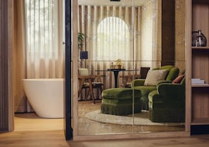 Ropa de cama hipoalergénica y caja de seguridad en la habitación