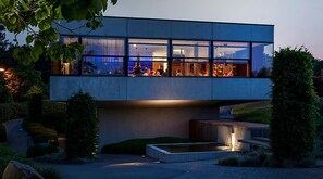Un edificio moderno con ventanas amplias y una zona de piscina.