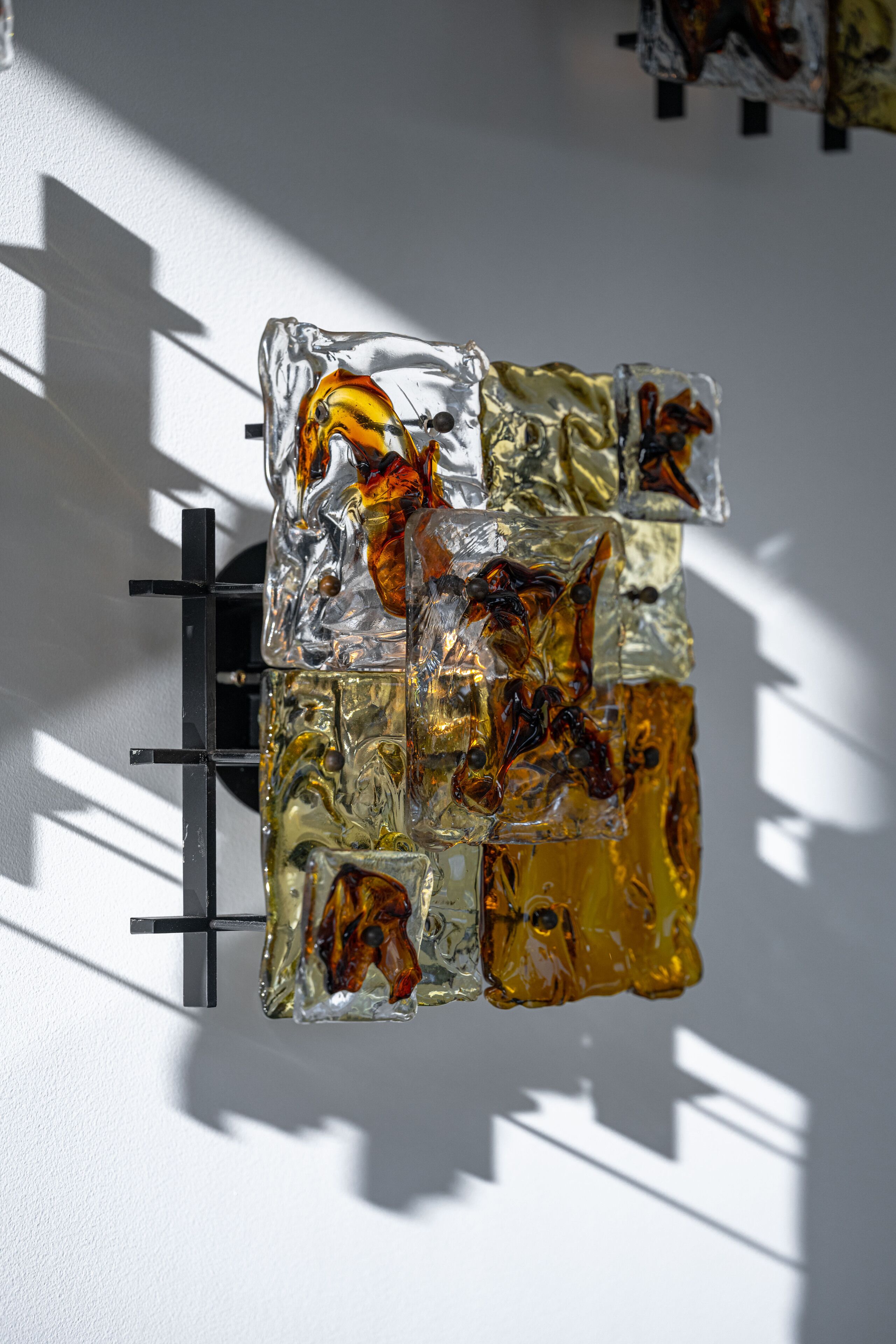 Una escultura de vidre amb formes abstractes i una superfície reflectant.