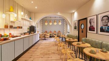 Desayuno buffet (EUR 18.90 por persona)