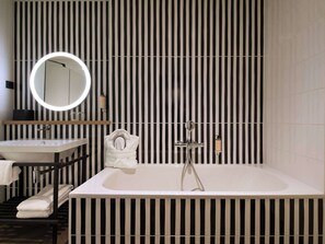Articles gratuits dans le mini-bar, coffres-forts dans les chambres