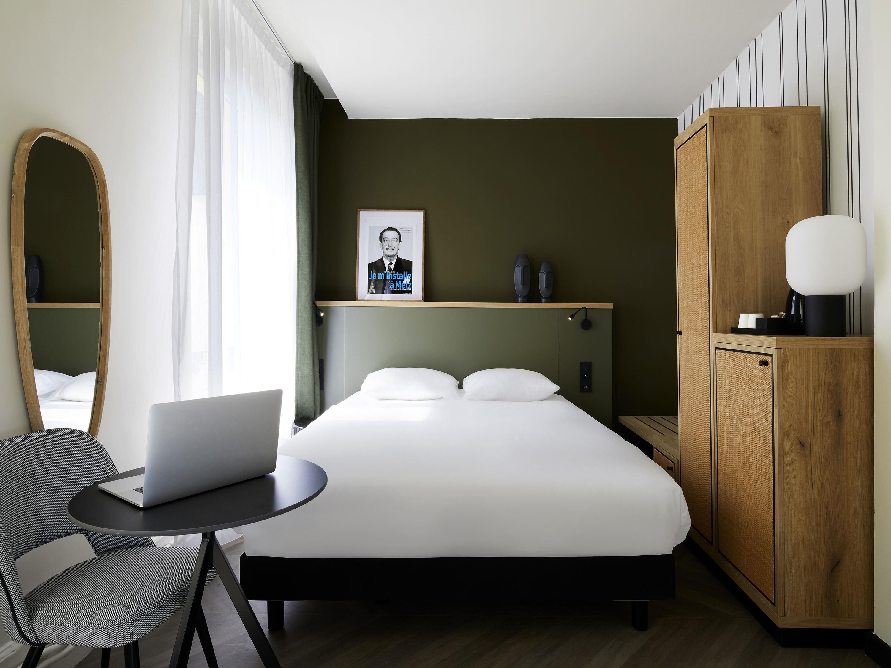 Chambre Classique, 1 lit double | Articles gratuits dans le mini-bar, coffres-forts dans les chambres