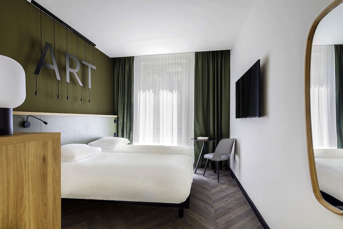 Classic Room, 2 Twin Beds | Free minibar, in-room safe, blackout drapes, soundproofing