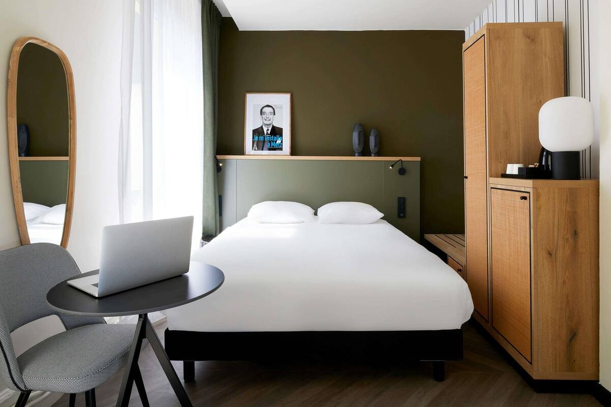 Phòng phong cách cổ điển, 1 giường đôi | 1 phòng ngủ, minibar với thức uống miễn phí, két bảo mật tại phòng