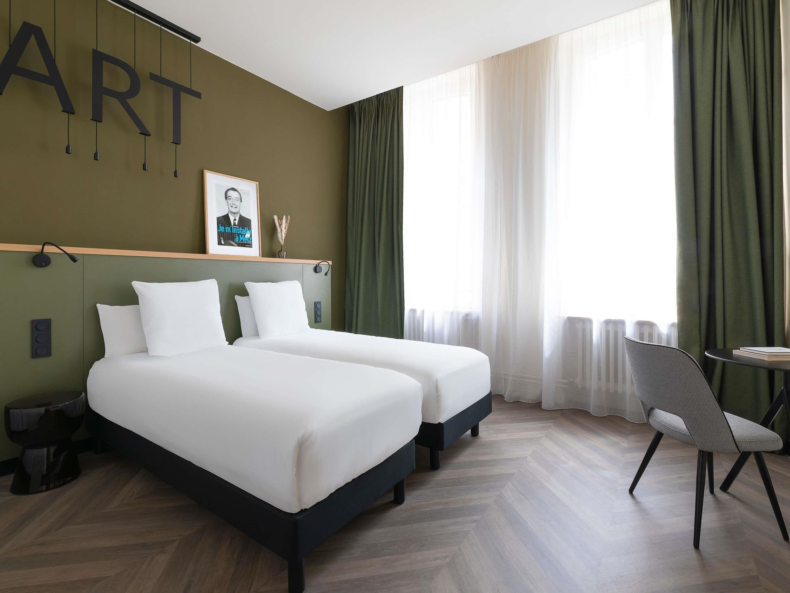 Chambre Classique, 2 lits une place | Articles gratuits dans le mini-bar, coffres-forts dans les chambres