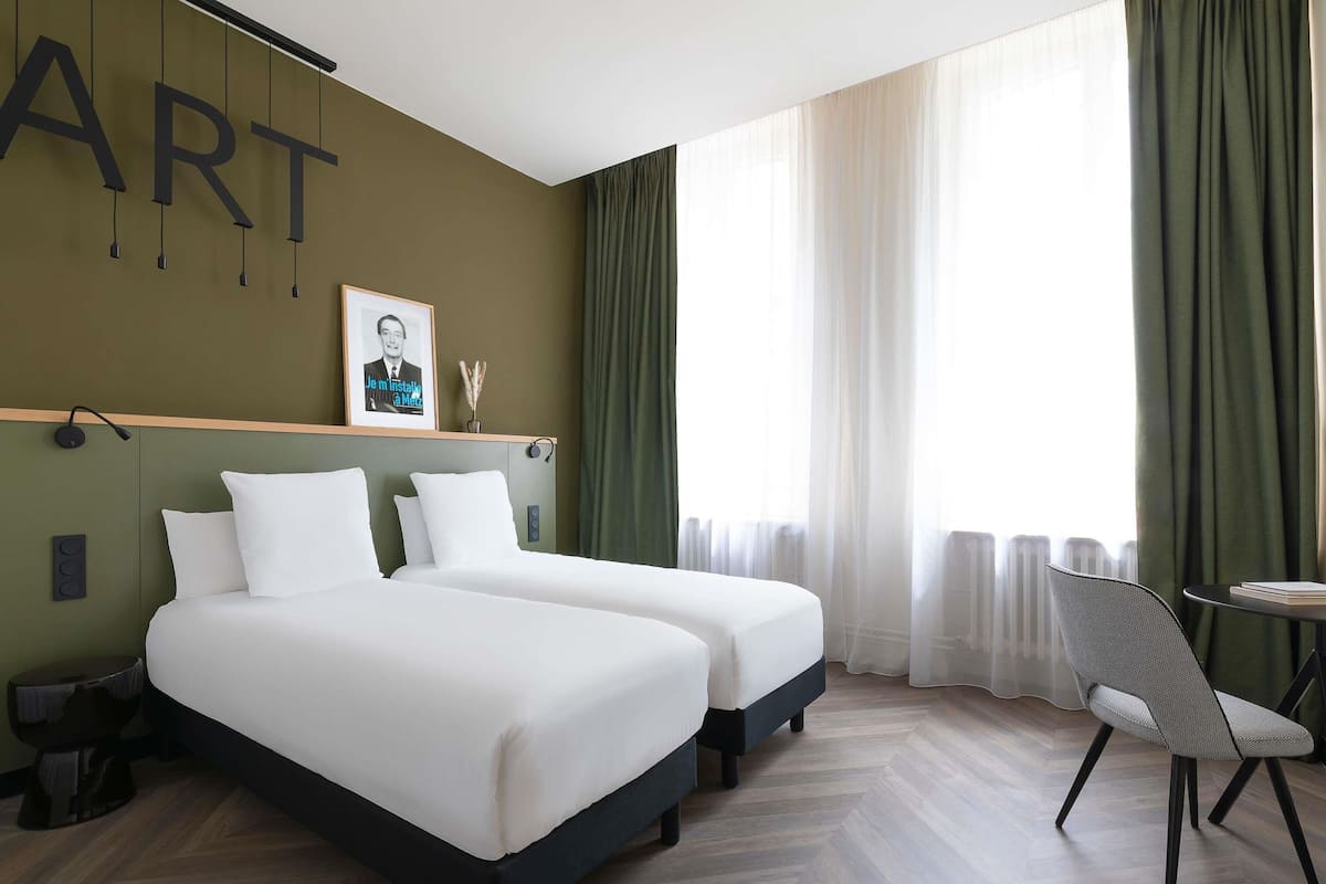 Classic Room, 2 Twin Beds | Free minibar, in-room safe, blackout drapes, soundproofing