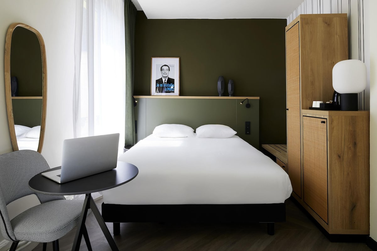 Classic Room, 1 Double Bed | 1 bedroom, free minibar, in-room safe, blackout curtains