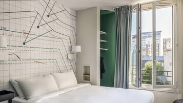 Habitación superior (with a double bed and a single bed) | Escritorio, cortinas blackout y tabla de planchar con plancha