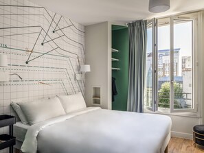 Habitación superior (with a double bed and a single bed) | Escritorio, cortinas blackout y tabla de planchar con plancha 