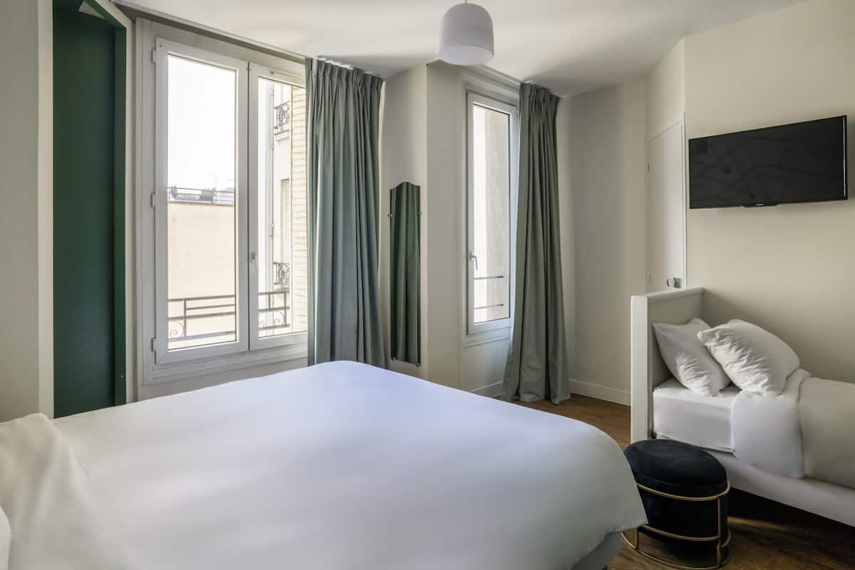 Habitación superior (with a double bed and a single bed) | Escritorio, cortinas blackout y tabla de planchar con plancha