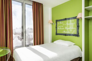 Escritorio, cortinas blackout y tabla de planchar con plancha 